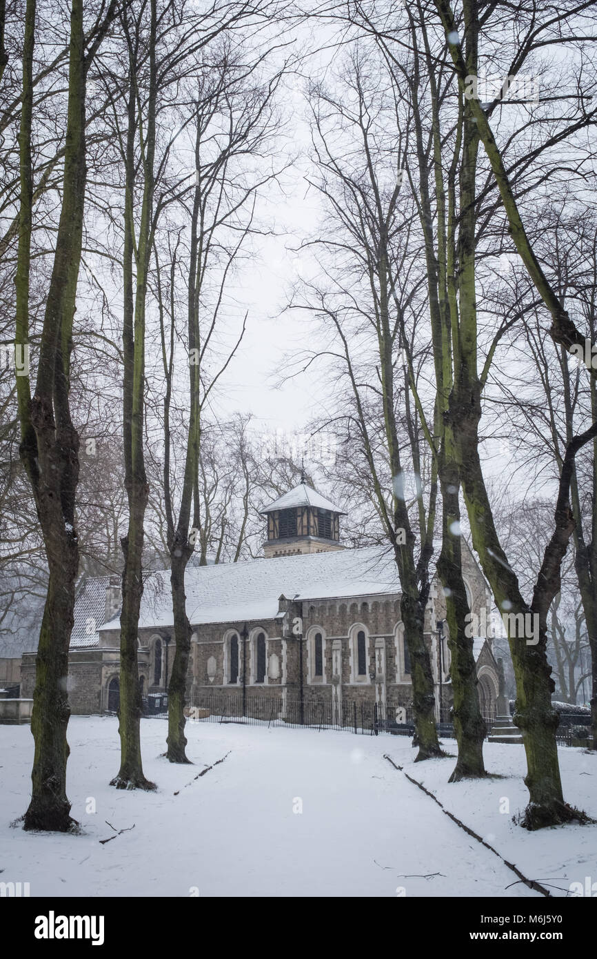 St Pancras vecchia chiesa nella neve, Camden, London, Regno Unito Foto Stock