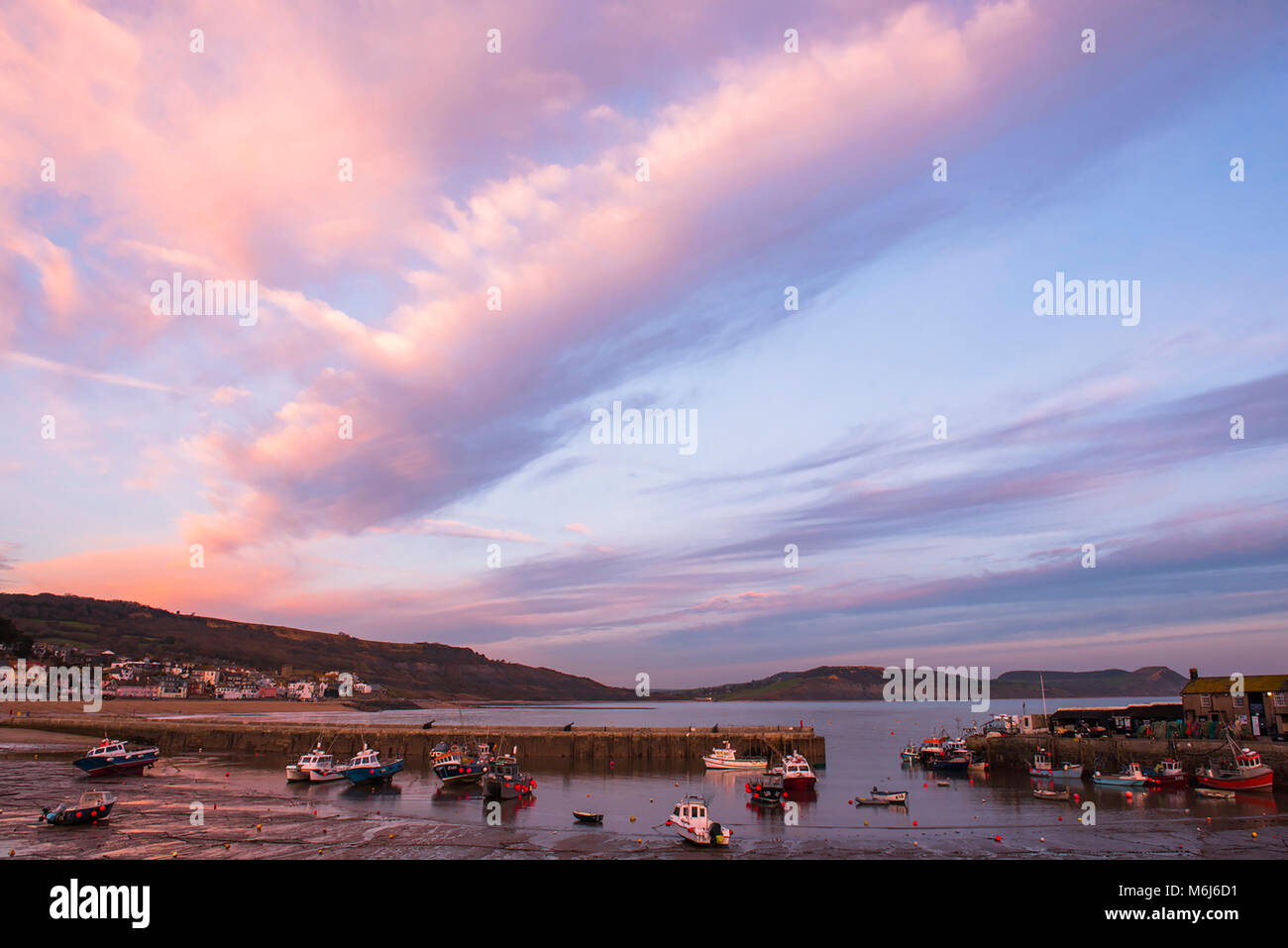 Auturmn vibranti colori nel cielo di Lyme Regis al tramonto. Foto Stock