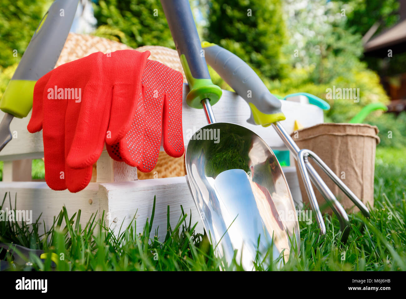 Utensili da giardinaggio e utensili sul prato verde, giardino manutenzione e concetto di hobby. Foto Stock