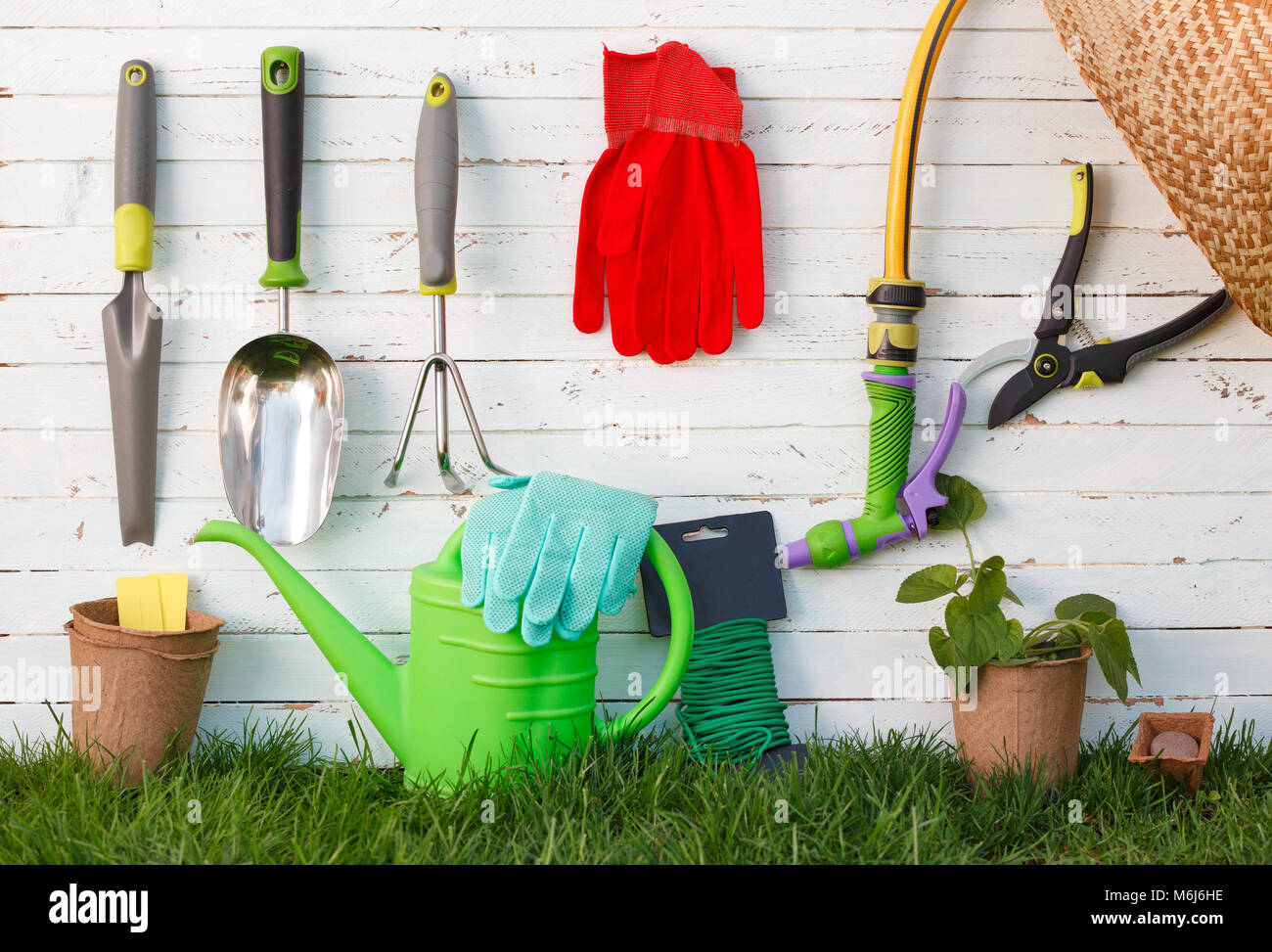 Utensili da giardinaggio e utensili sul prato verde, giardino manutenzione e concetto di hobby. Foto Stock