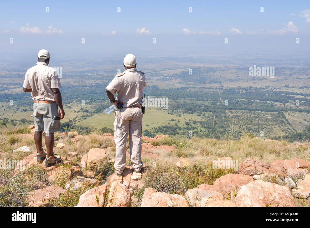 Due park rangers in piedi sul Magaliesberg montagna vicino a Johannesburg e Pretoria in Sud Africa si affaccia la parte meridionale della valle vicino Foto Stock