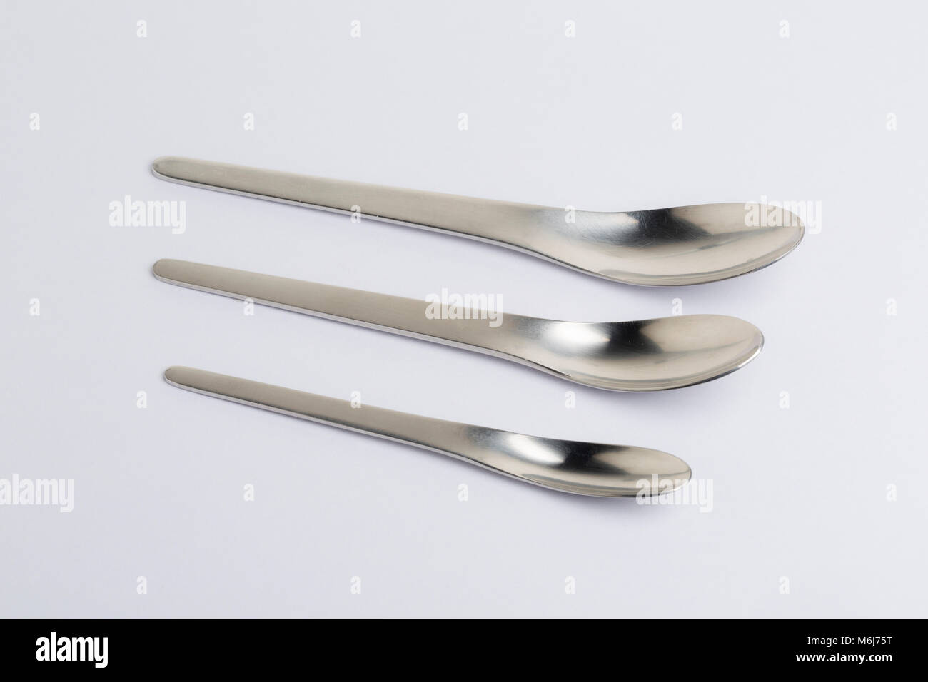 "AJ' posate progettato da Arne Jacobsen e realizzato da A. Michelson, 1957.tre dimensioni dei cucchiai. Foto Stock