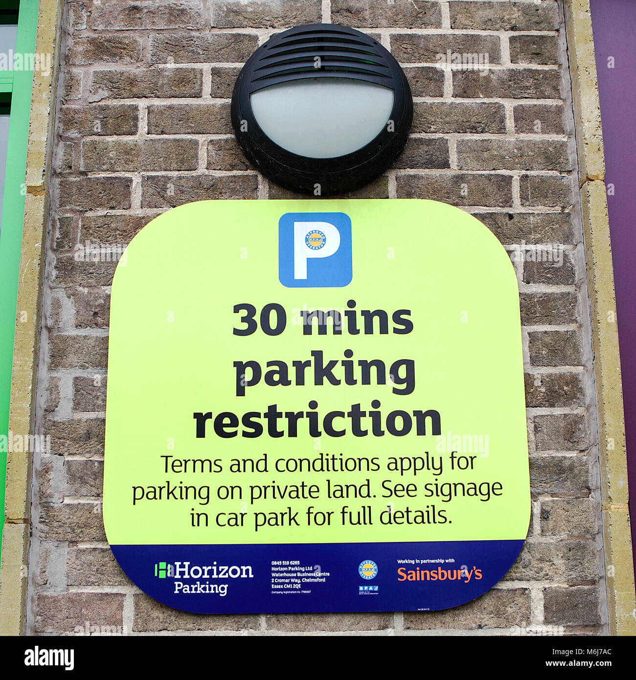 Una delle (12) immagini in questo piccolo set, relative qui per un parcheggio segno di restrizione a Shrewsbury. Foto Stock