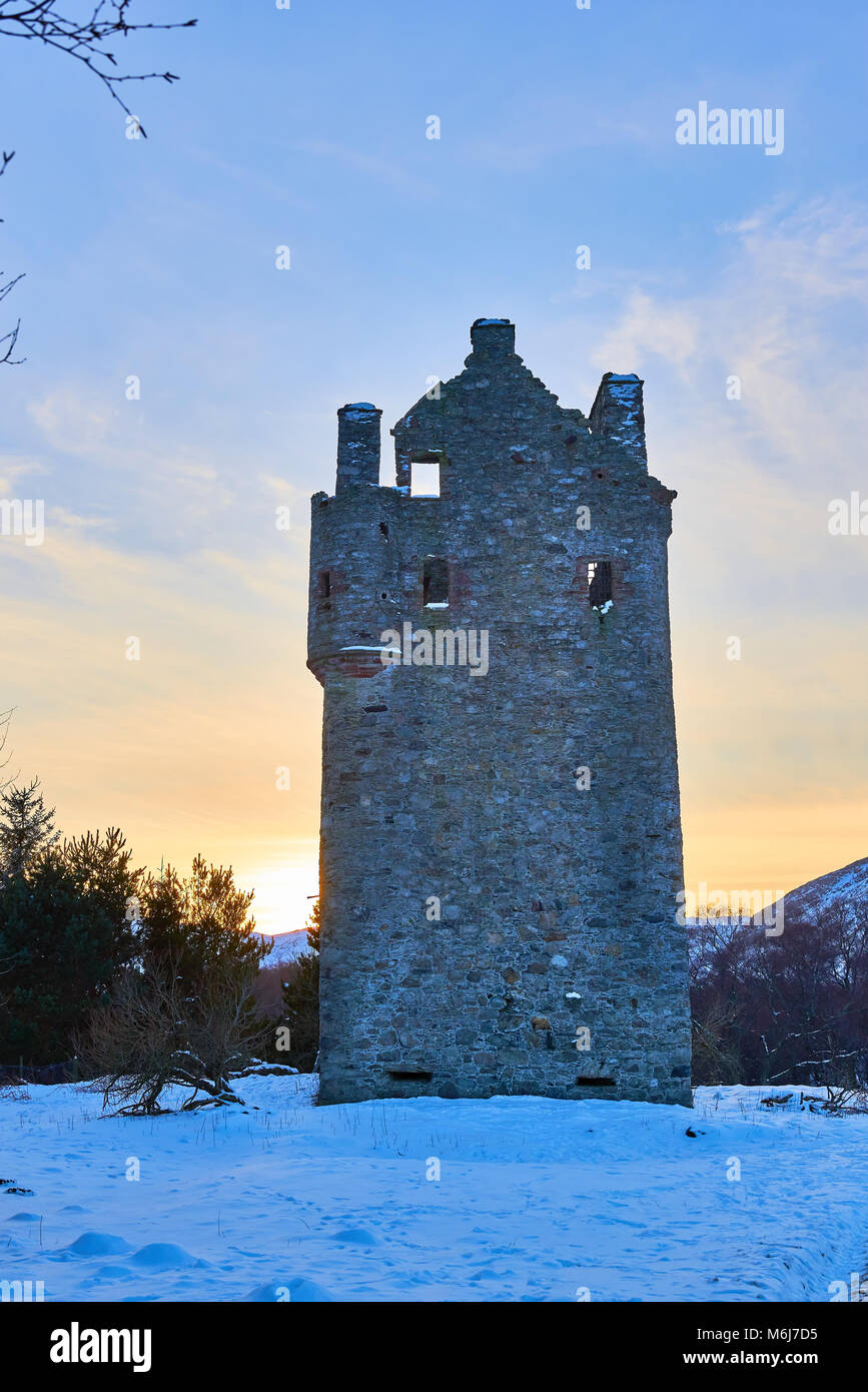 La torre del castello di Invermark si erge con orgoglio ai piedi di Glen Esk nell'Angus Glens. Il sole al tramonto getta ombre nella neve circostante. Foto Stock