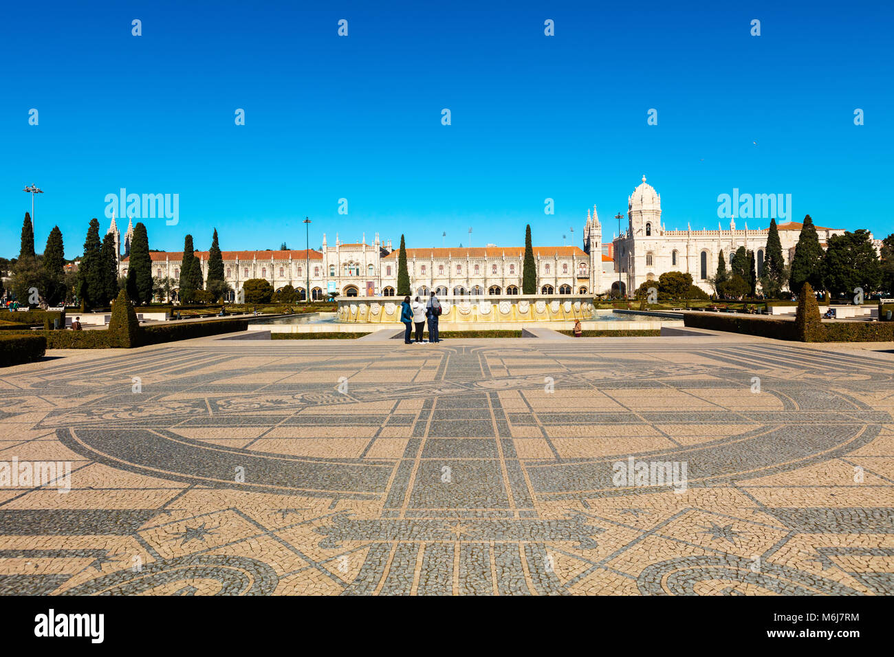 Gli intricati mosaici da terra mediante il Monumento delle Scoperte nella zona di Belem di Lisbona. Foto Stock