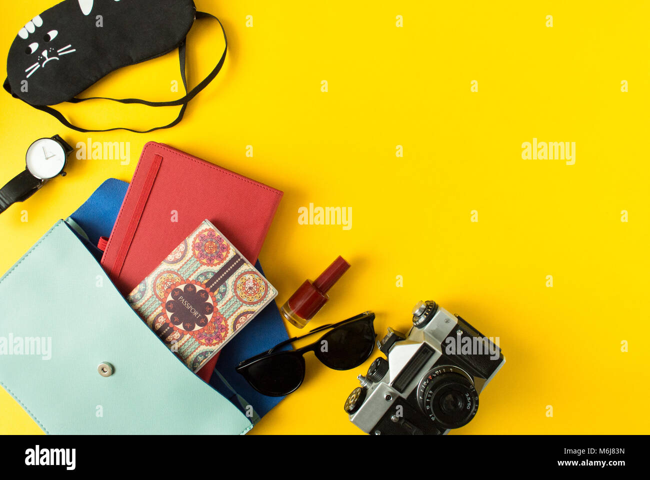 Piatto di laici carino donna aperto il sacchetto con passaporto, foto, accessori su sfondo colorato con spazio di copia Foto Stock