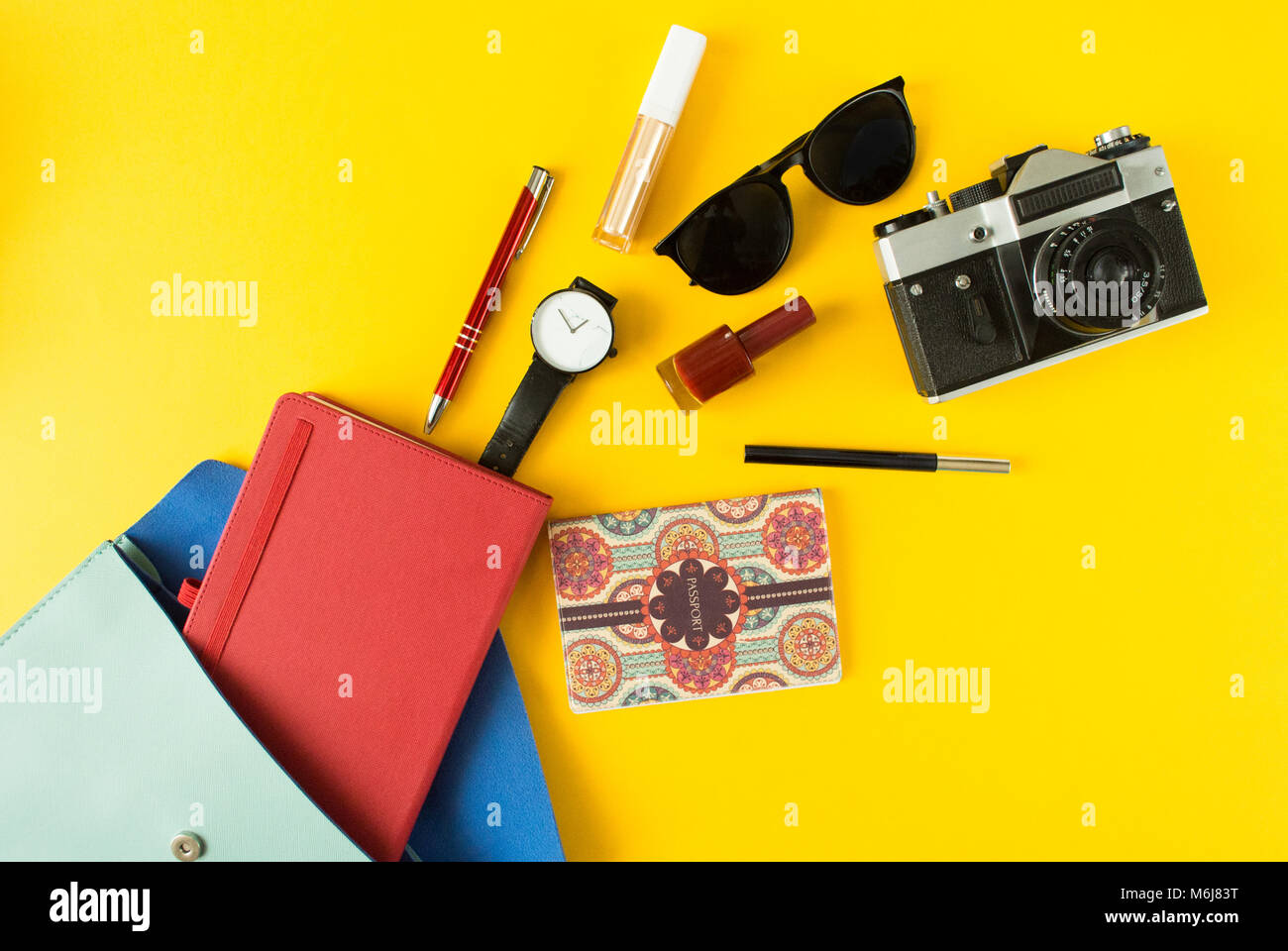 Piatto di laici carino donna aperto il sacchetto con passaporto, foto, accessori su sfondo colorato con spazio di copia Foto Stock