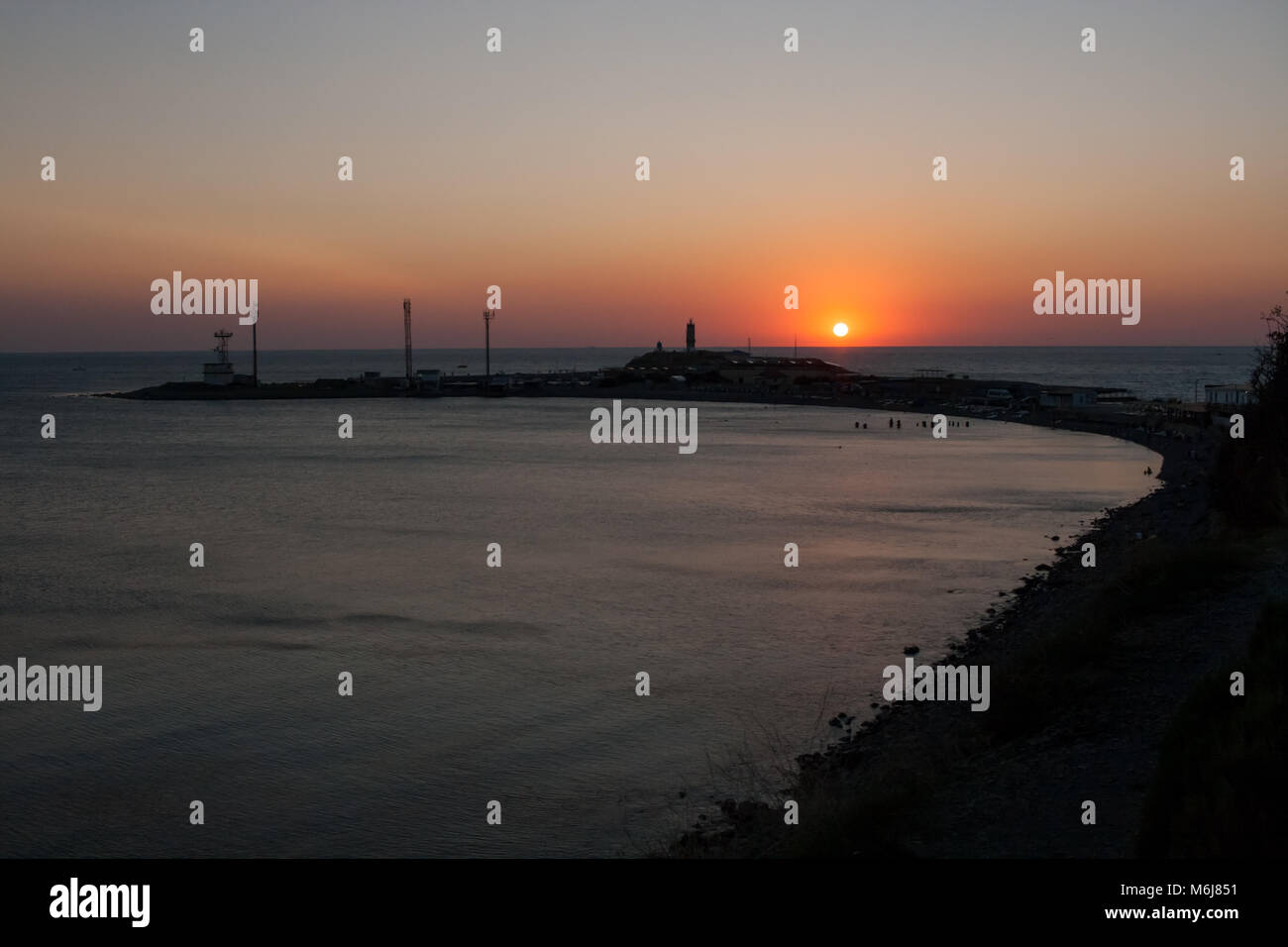 Seascape con silhouette della penisola grande Utrish in Russia sul tramonto d'estate. Foto Stock