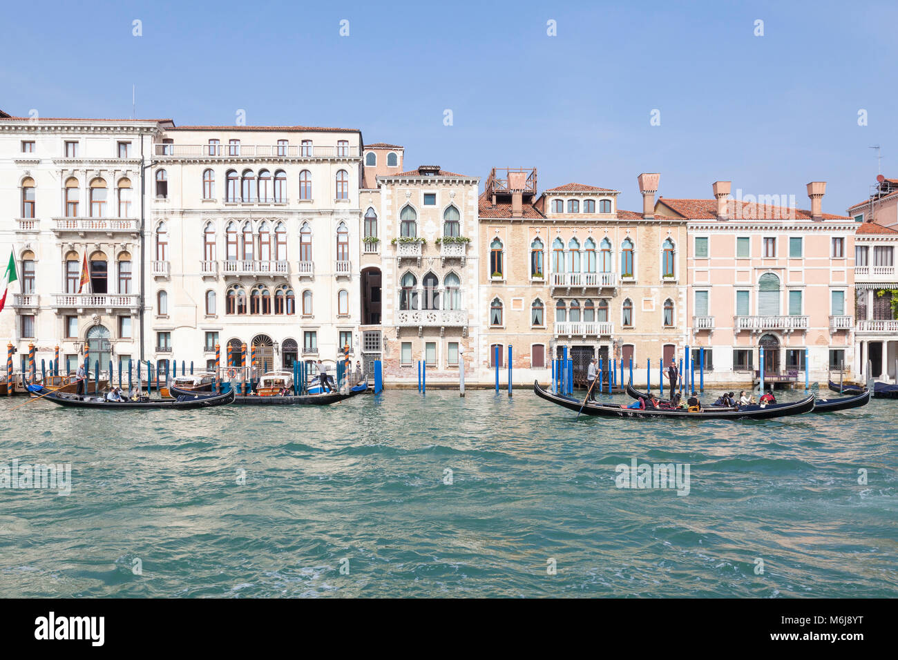 Grand Canal, Venezia, Veneto, Italia, quattro cabinovie con i turisti in una soleggiata giornata autunnale canottaggio ultimi palazzi storici San Marco Foto Stock