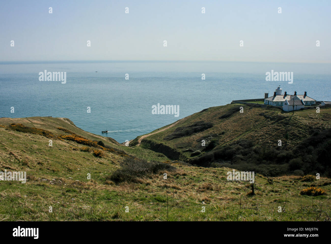 Vista verso l'Incudine Point Lighthouse in una giornata di sole, Durlston Country Park, Swanage, Dorset, Regno Unito Foto Stock