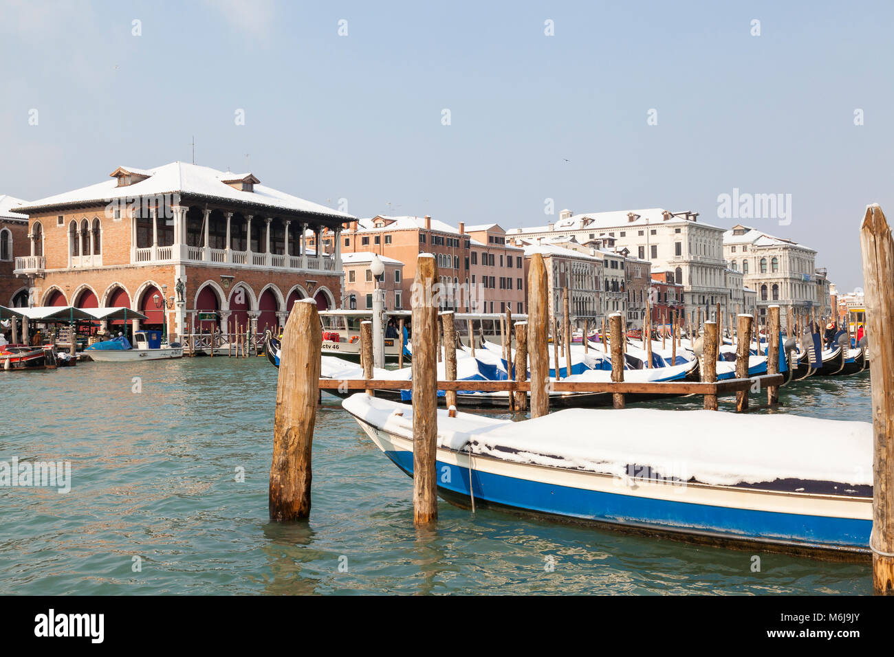 Moored coperta di neve gondole Grand Canal, il Mercato di Rialto, San Polo, Venezia, Veneto, Italia durante il gelo invernale causata dal clima Siberiano parte anteriore Foto Stock