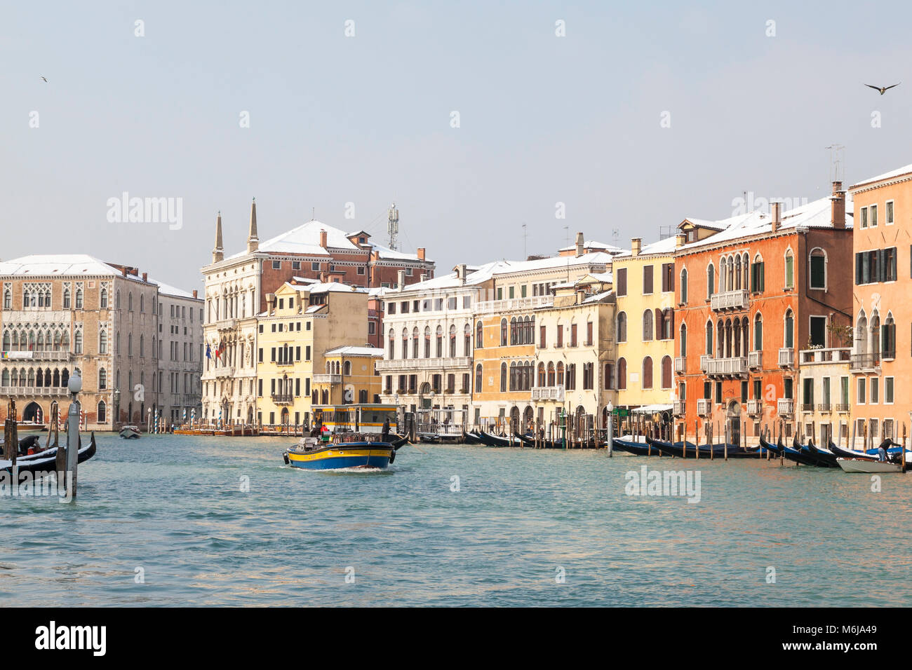 Neve a Venezia sul Canal Grande, San Polo, Venezia, Veneto, Italia durante il Siberiano meteo anteriore in gennaio a copertura tetti e barche ormeggiate Foto Stock