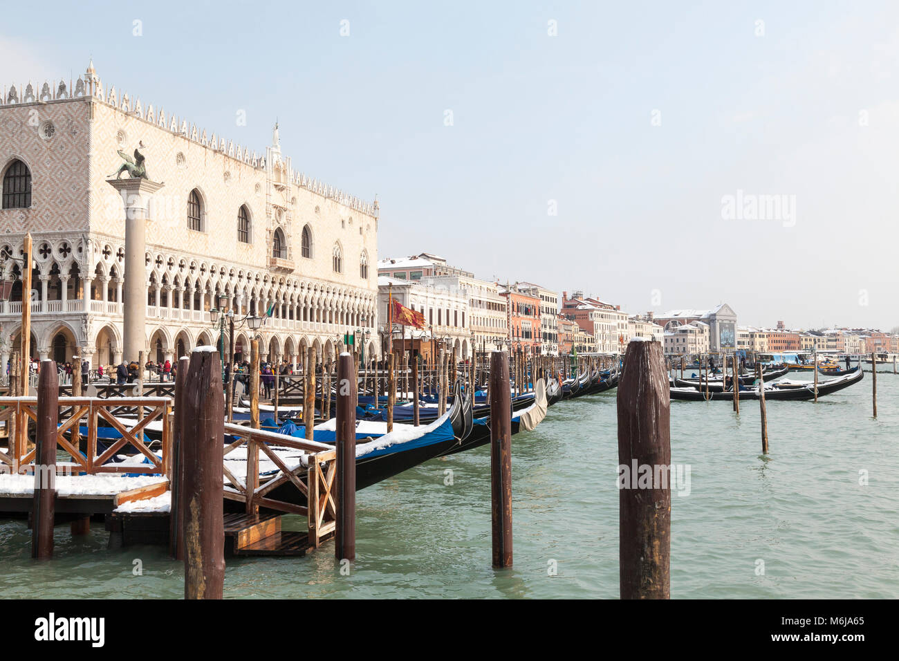 Coperta di neve gondole di San Marco del bacino di fronte al Palazzo Ducale e Piazza San Marco , San Marco, Venezia, Veneto, Italia visto dal lagoo Foto Stock