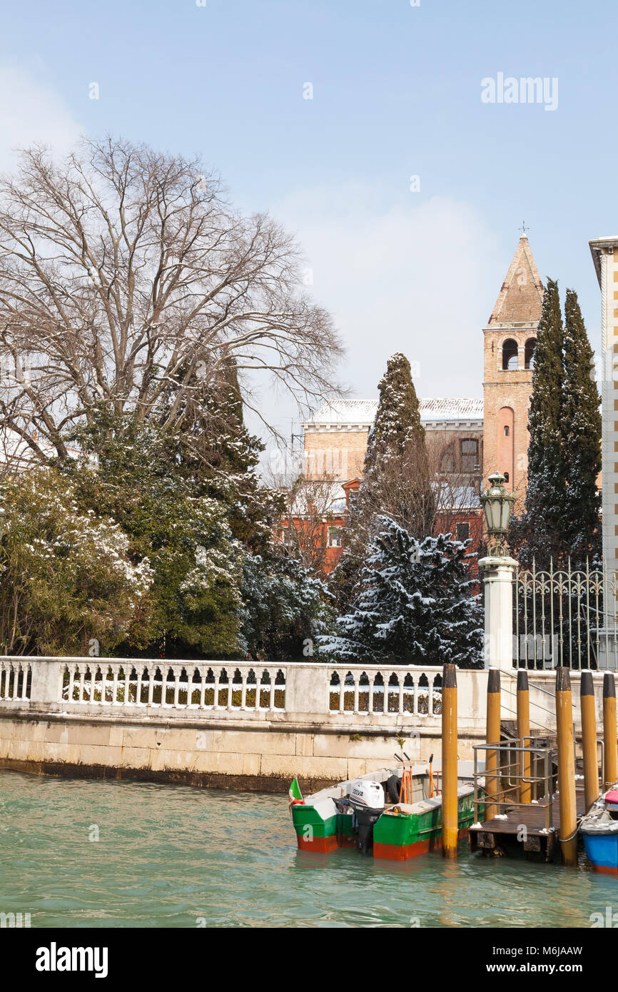 In inverno la neve a Venezia, Veneto, Italia con una vista della Chiesa San Vidal e il giardino di Palazzo Cavalli-Franchetti sul Grand Canal, San Marco duri Foto Stock