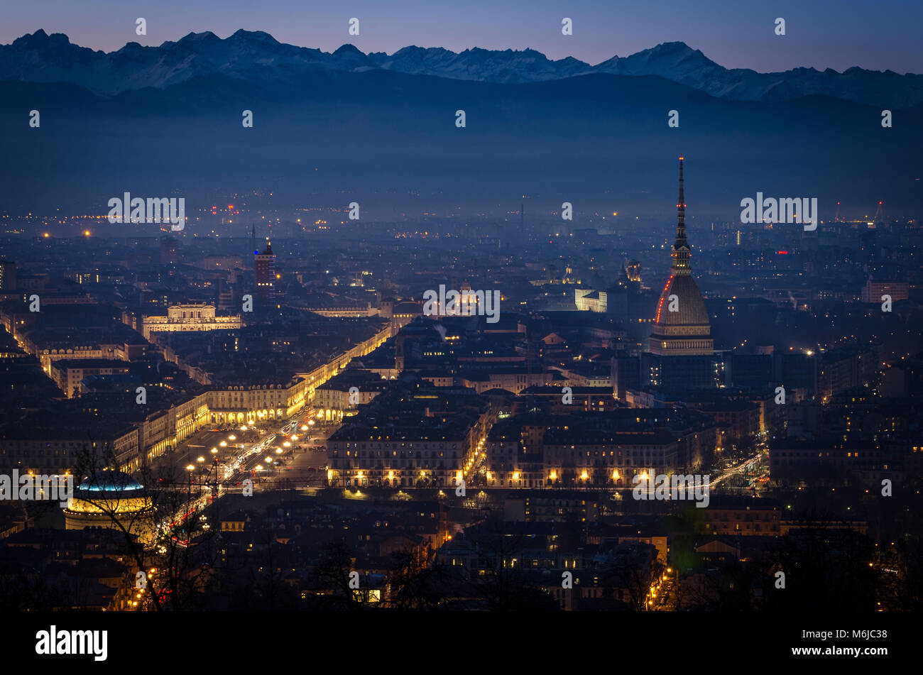 Torino vista panoramica al crepuscolo con la Mole Antonelliana e Piazza Vittorio Foto Stock