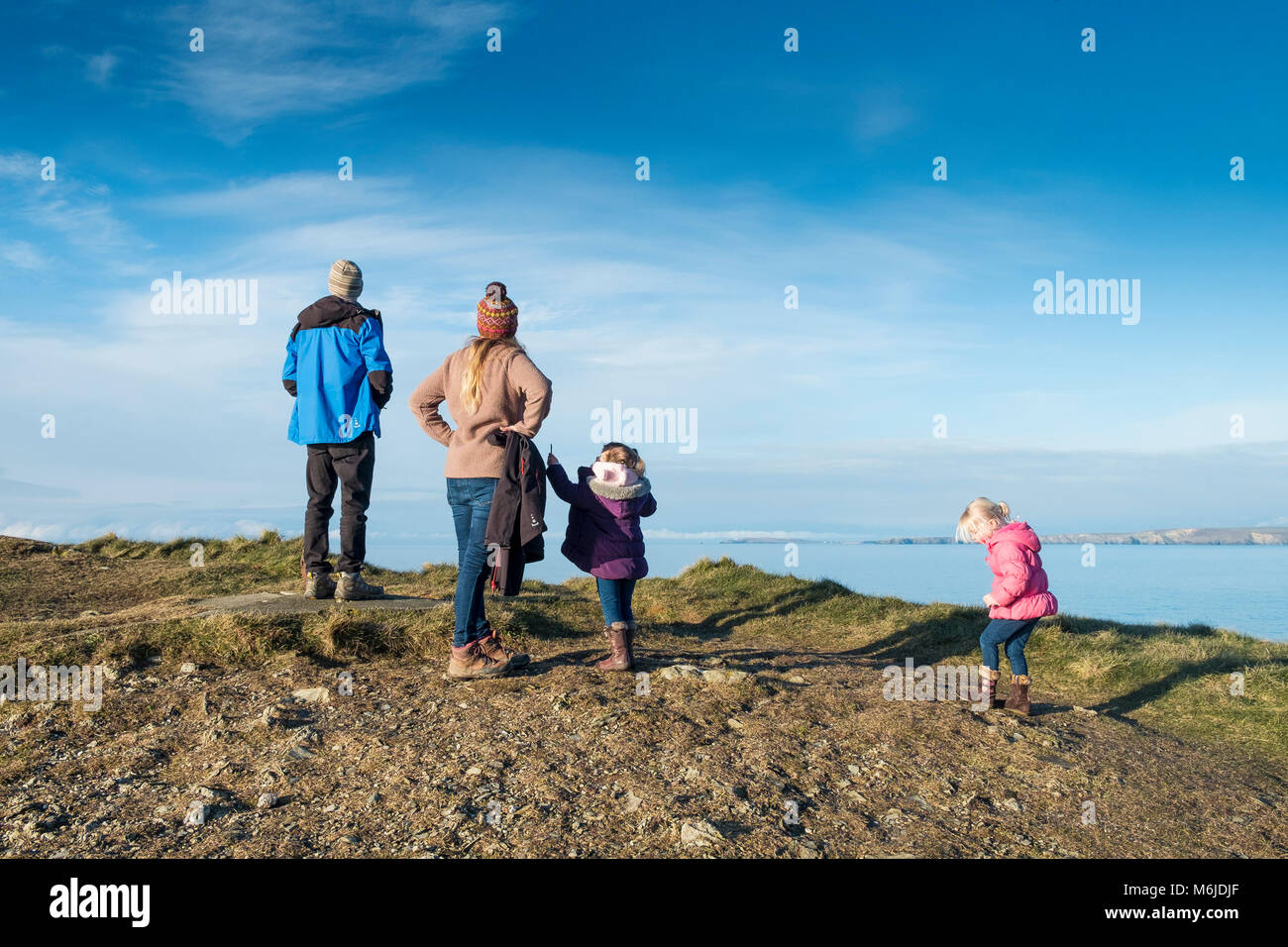 Una famiglia in piedi su Towan Testa e godendo della vista sulla baia Newquay in Cornovaglia. Foto Stock