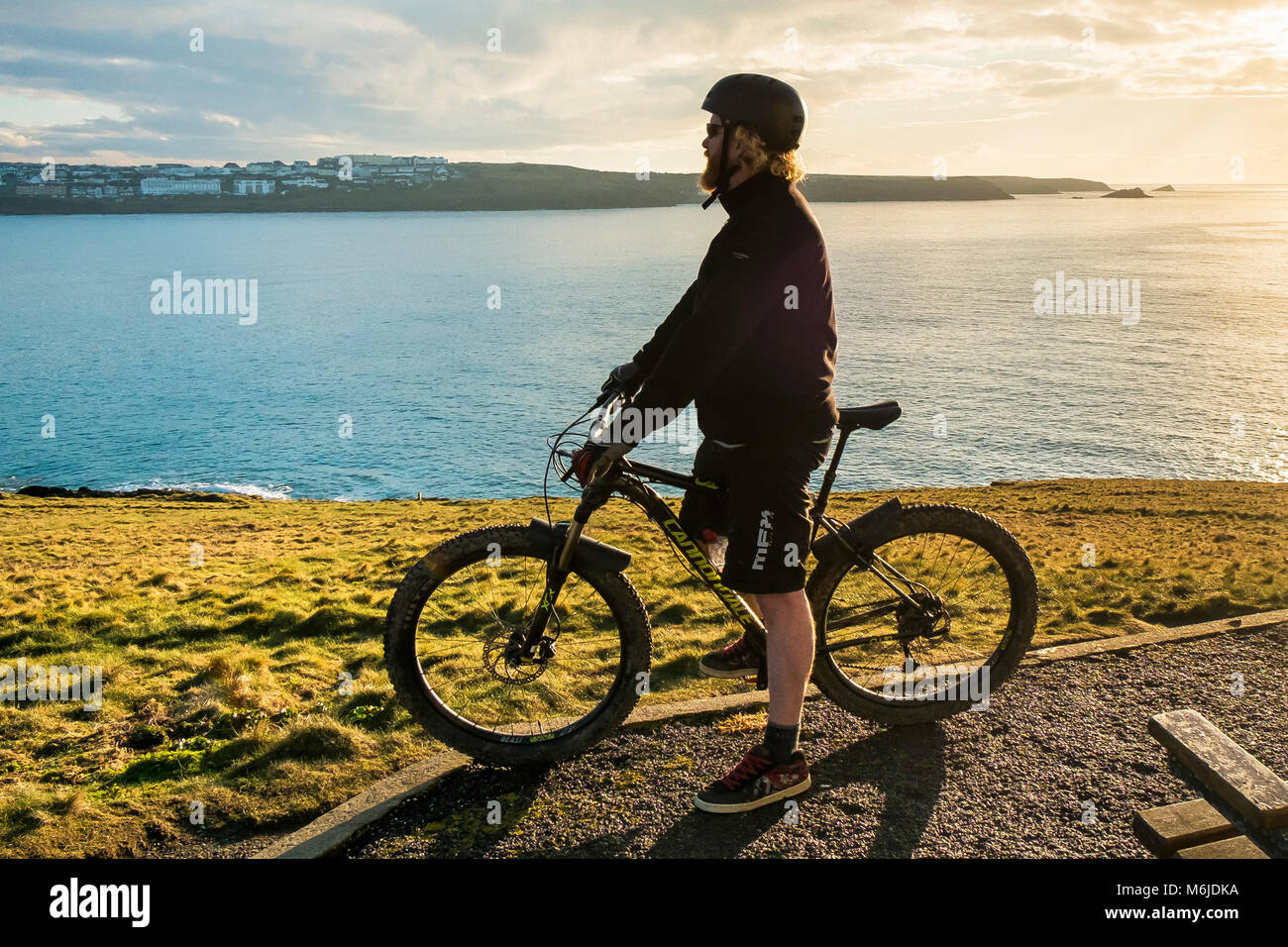 Un mountain biker in cima Towan testa in Newquay Cornwall. Foto Stock