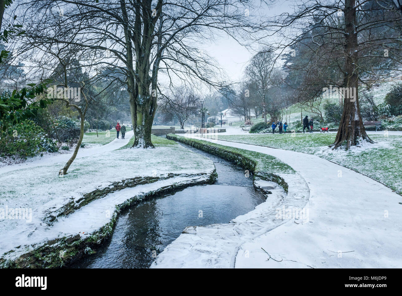 Una scena invernale in Trenance Gardens in Newquay Cornwall. Foto Stock