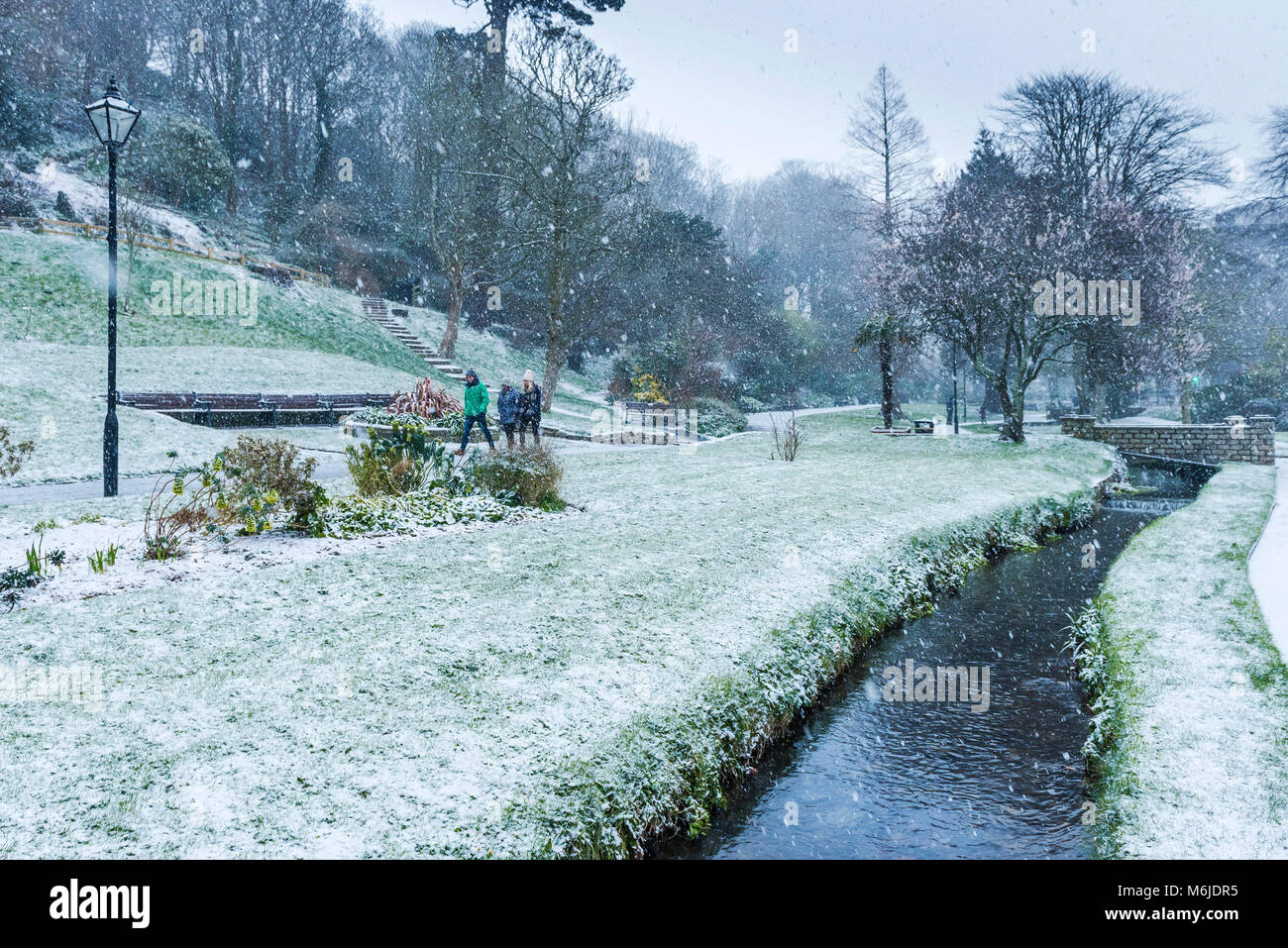 La caduta di neve in Trenance Gardens in Newquay Cornwall. Foto Stock
