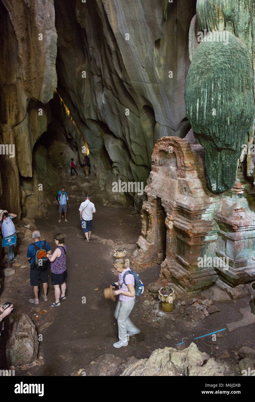 Cambogia turismo - i turisti a Phnom Chhnork, un settimo secolo Hindu tempio nella grotta in provincia di Kampot, Kampot, Cambogia Asia Foto Stock