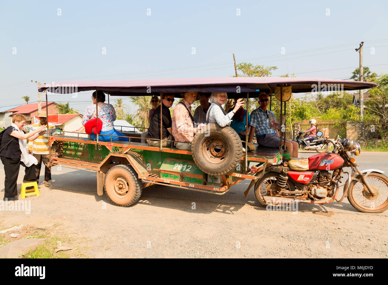 Cambogia turisti che viaggiano in una grande moto taxi, noto anche come un remorque; Kampot provincia, Cambogia Asia Foto Stock