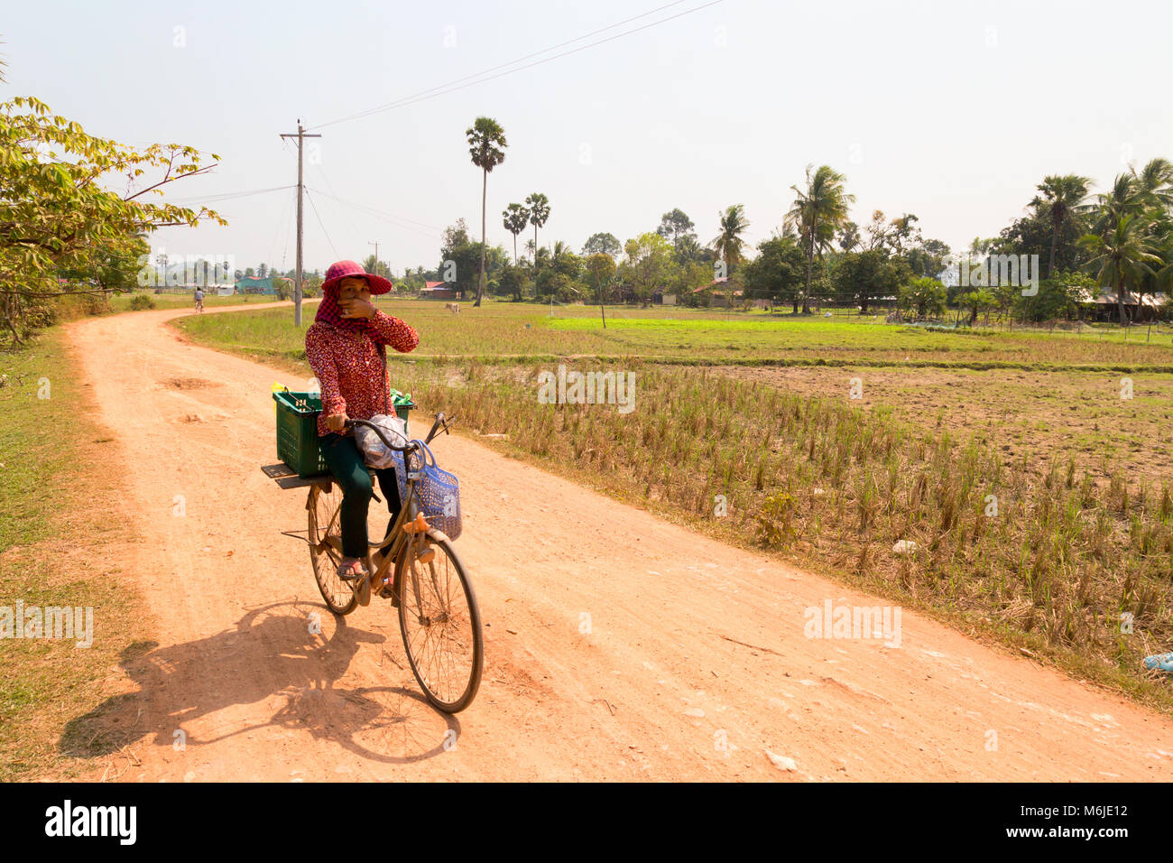 Donna ciclismo, rurale Cambogia campagna, Kampot provincia, Cambogia Asia Foto Stock