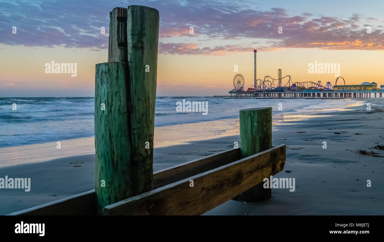 La bassa marea sulla spiaggia di Galveston. Foto Stock