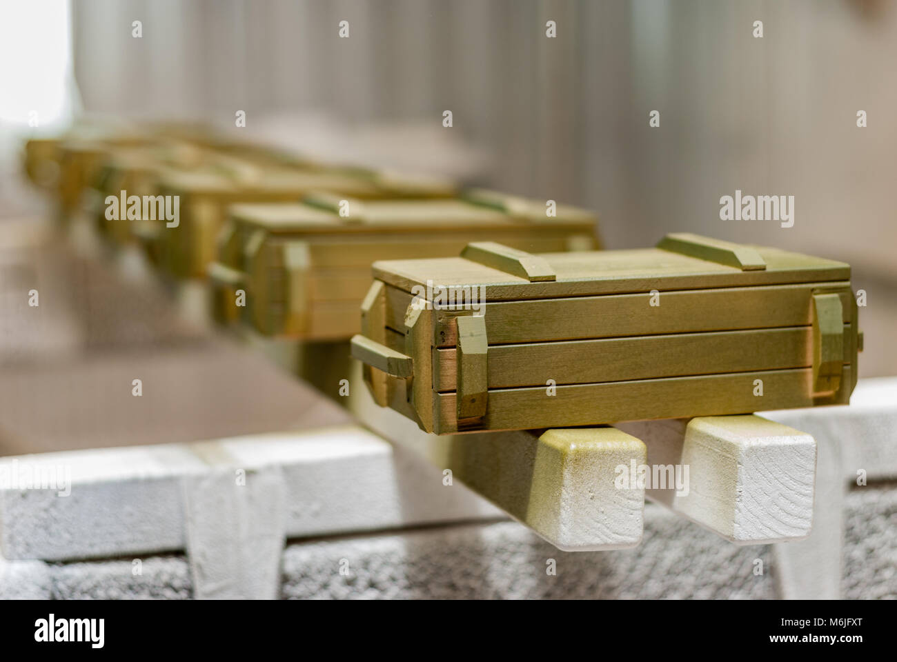 Casella di Souvenir per le armi in Paint shop Foto Stock