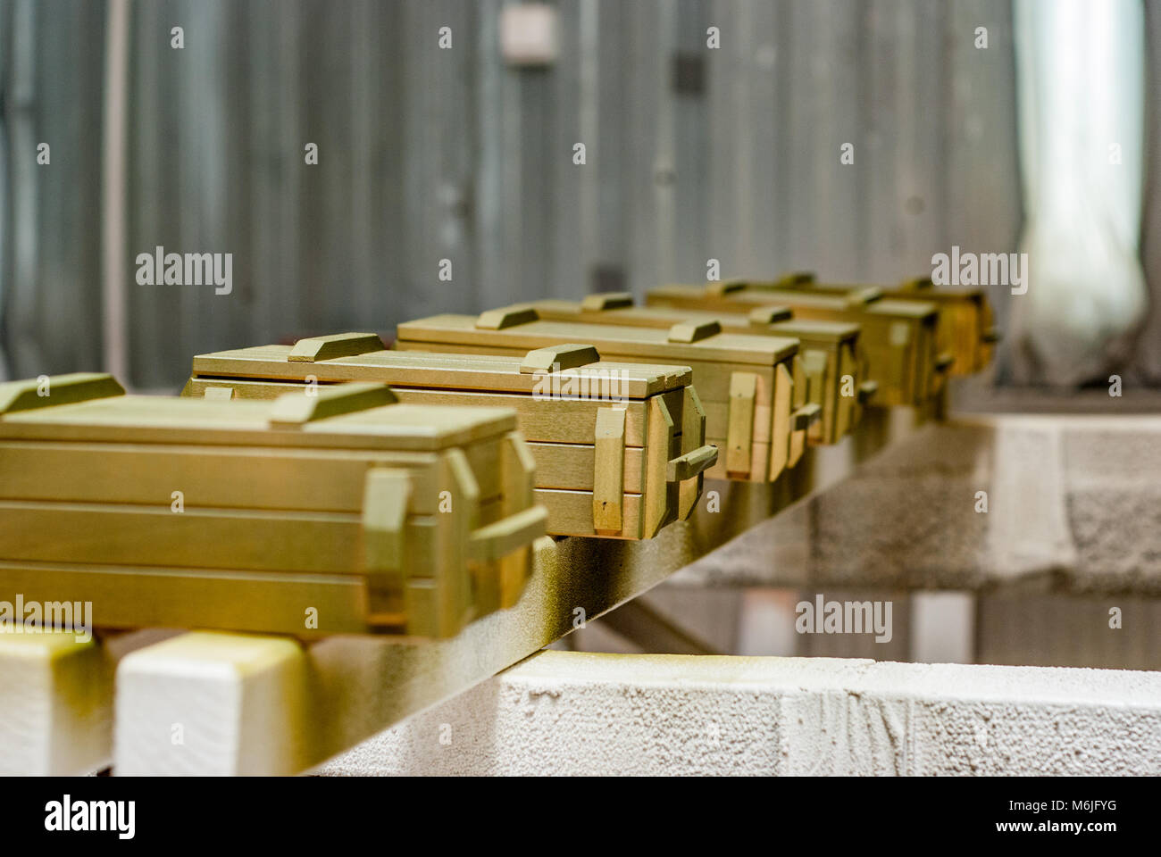 Casella di Souvenir per le armi in Paint shop Foto Stock