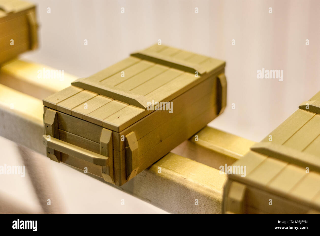 Casella di Souvenir per le armi in Paint shop Foto Stock