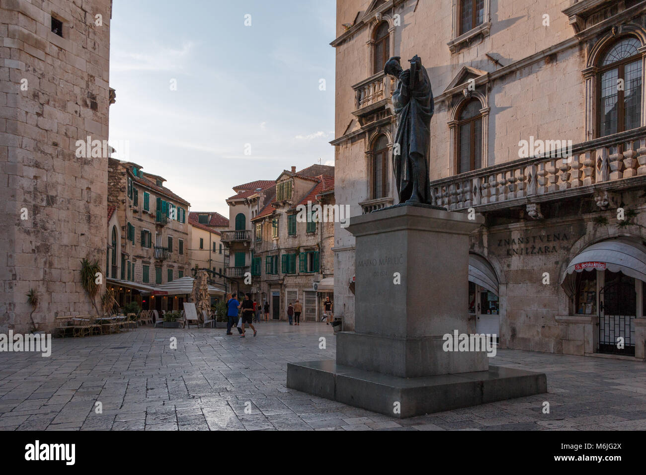 Una statua di Marko Marulic in una pubblica piazza in Split, Croazia Foto Stock