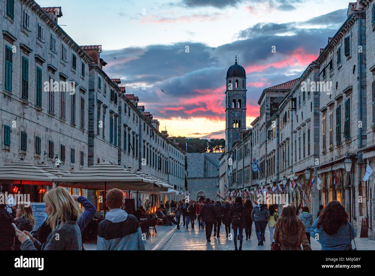 Vecchia città di Dubrovnik con un vivido il cielo al tramonto Foto Stock