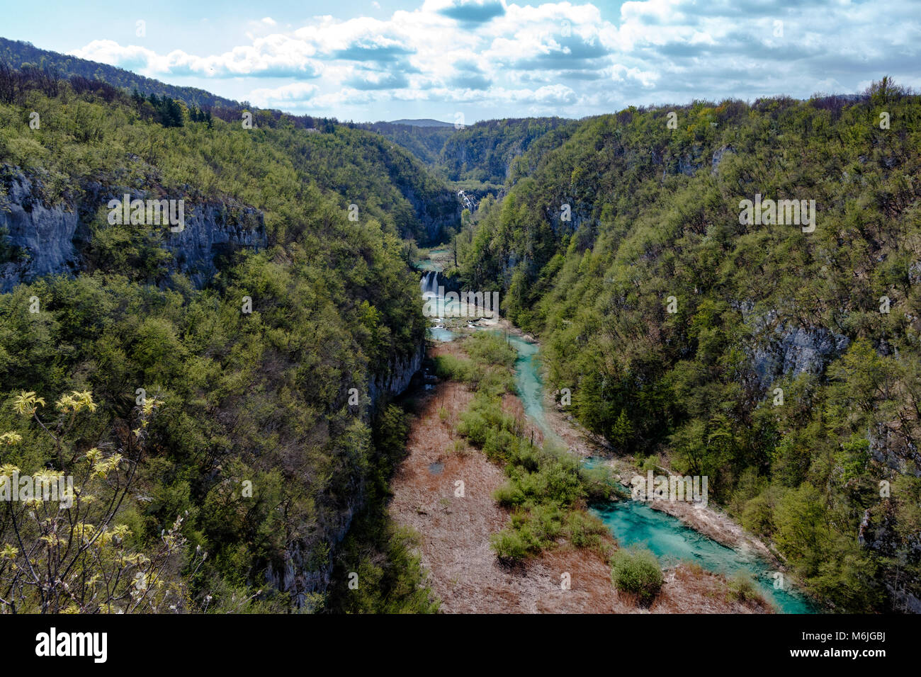 Affacciato sul Parco Nazionale dei Laghi di Plitvice con le montagne su entrambi i lati Foto Stock