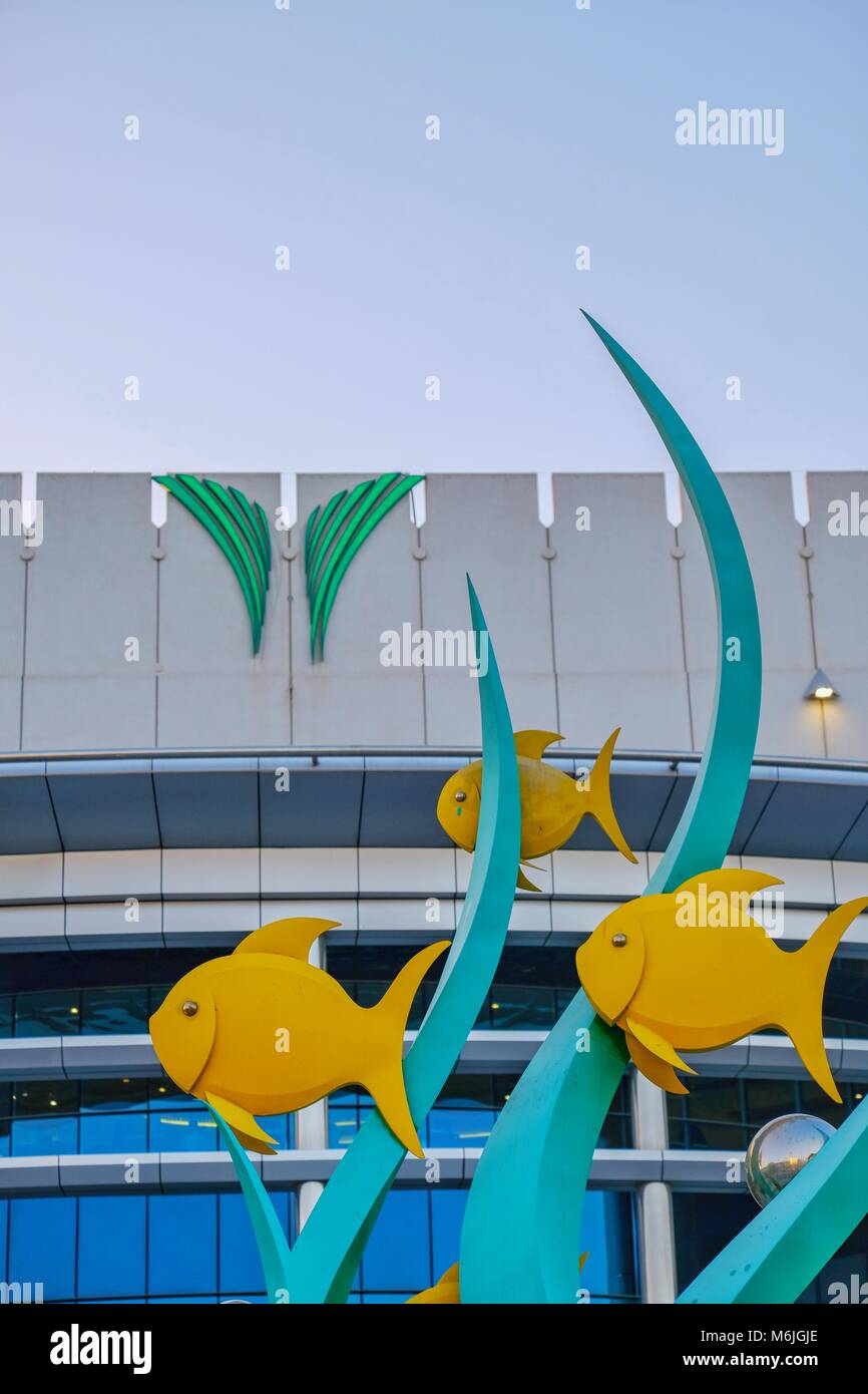 Ceramica pesci giallo scolpito sulla fontana al centro commerciale di Mushrif Abu Dhabi Foto Stock