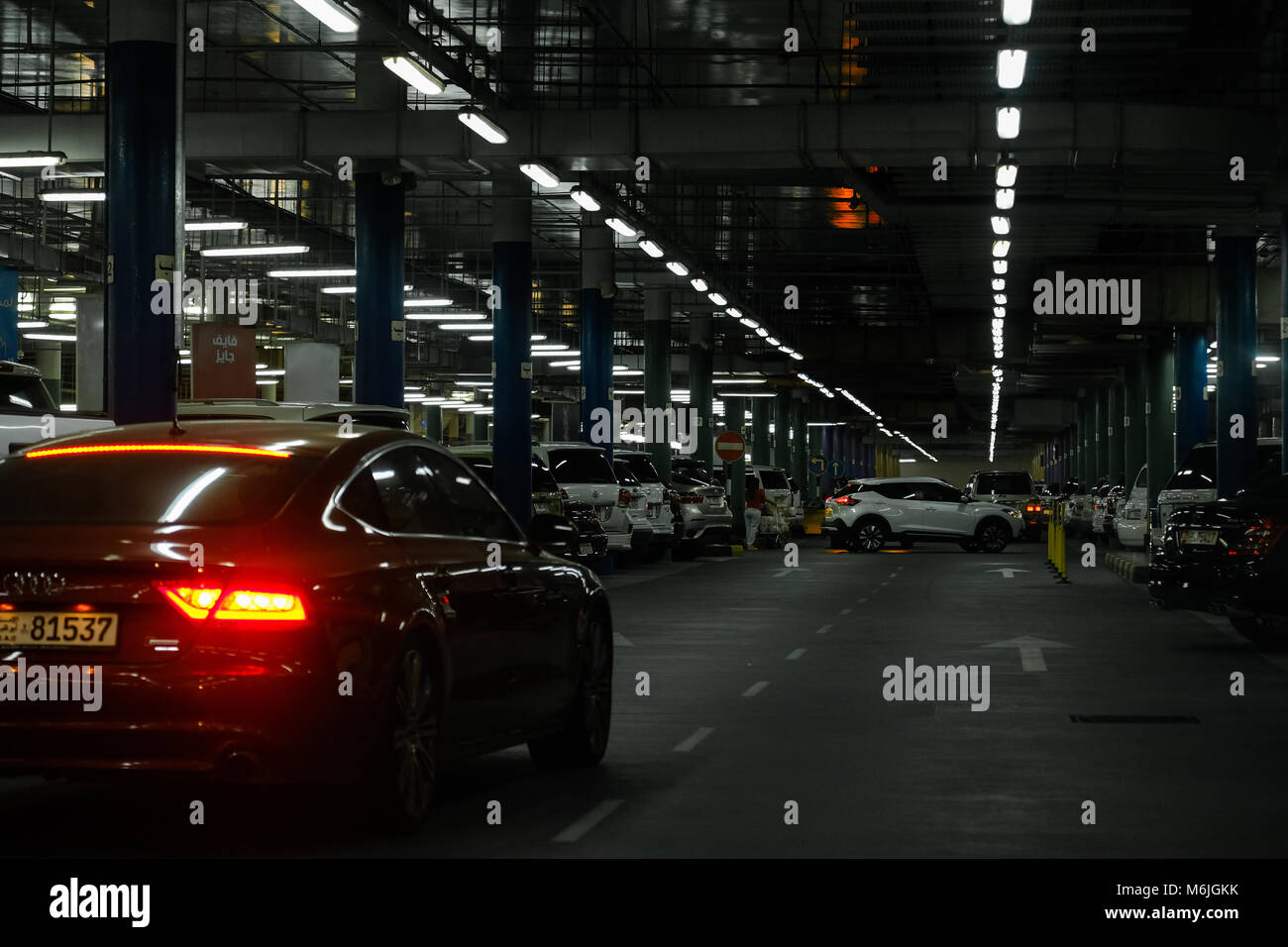 Vecchio stile vintage luce sospesa contro il cielo blu scuro Foto Stock