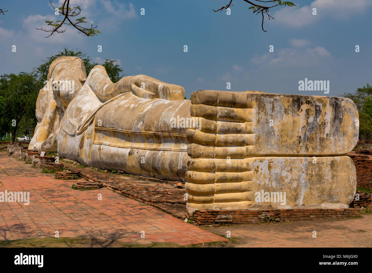 Wat Lokaya SuthaAyutthaya Thailandia 01 Marzo 2018Buddha reclinato nelle rovine di Wat Lokaya Sutha Foto Stock