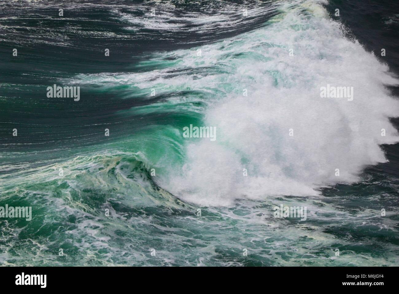 Ocean storm con con grandi onde di vento. Colpo di sfondo del mare trasparente e superficie di acqua Foto Stock