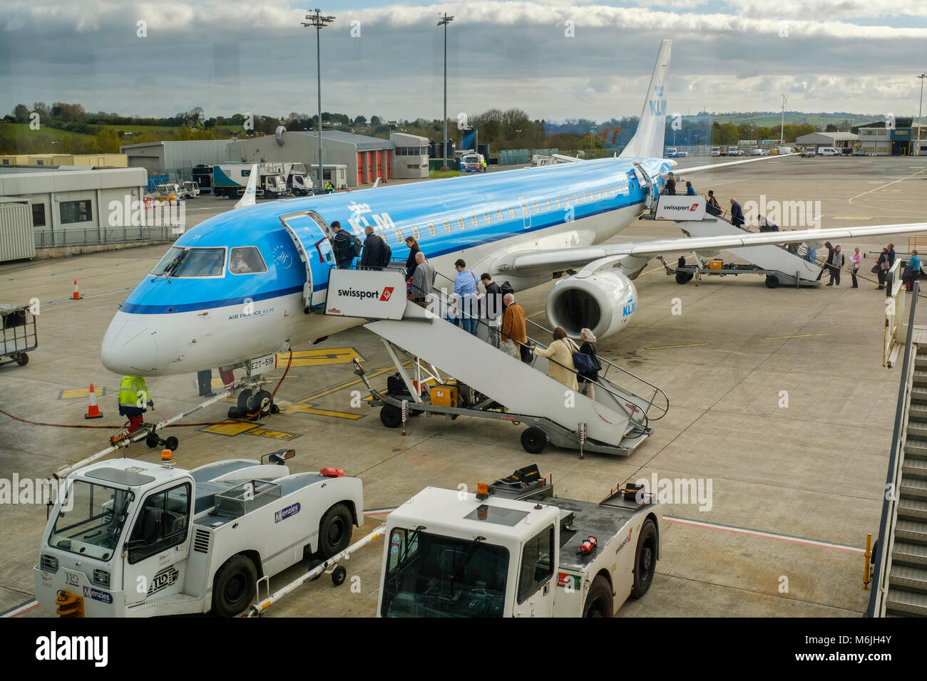 L'aeroporto di Bristol con piano svizzero e i passeggeri del trasporto aereo di imbarcarsi per il volo. Foto Stock