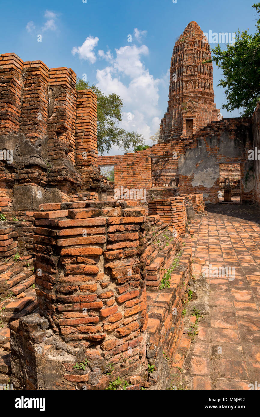 Wat WorachetSuthaAyutthaya Thailandia 01 Marzo 2018Buddha reclinato nelle rovine di Wat Worachet Foto Stock