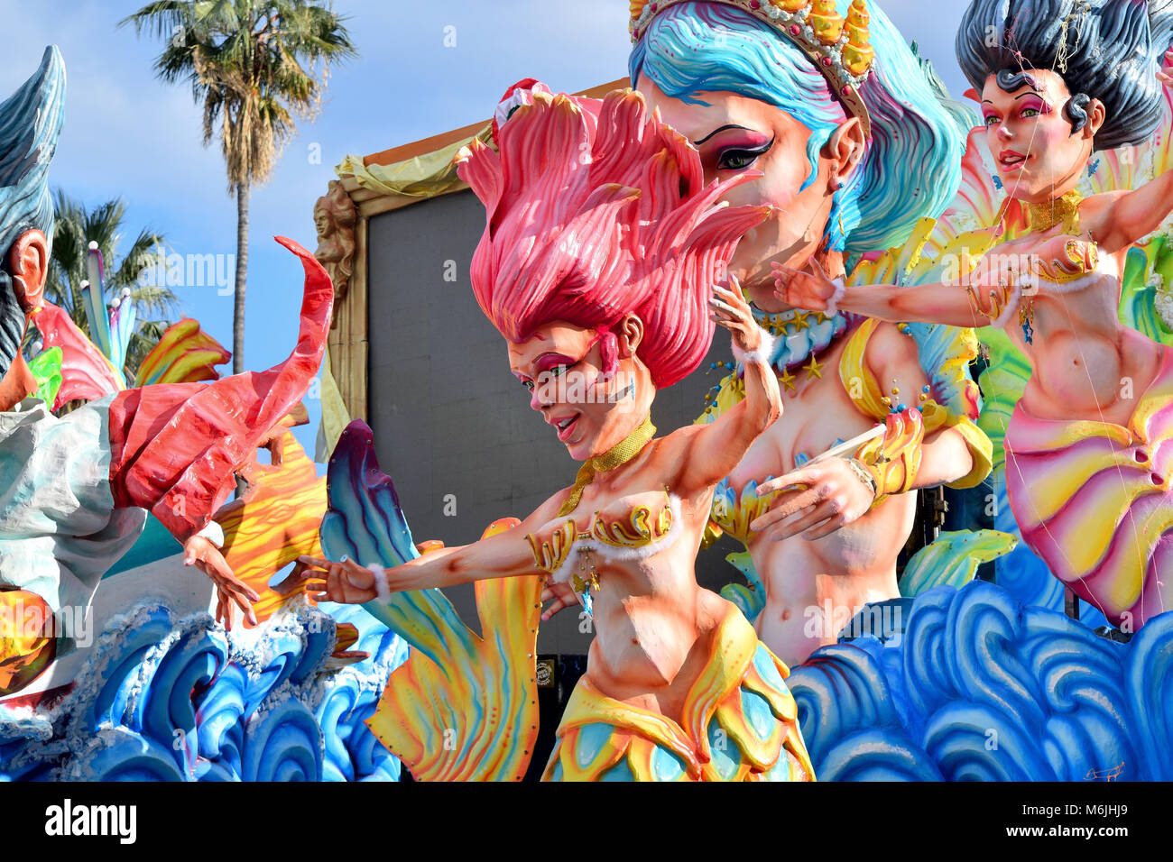 Acireale (CT), Italia - 11 Febbraio 2018: Dettaglio di un galleggiante allegorico raffigurante una sirena durante la sfilata di carnevale lungo le strade di Acireale. Foto Stock