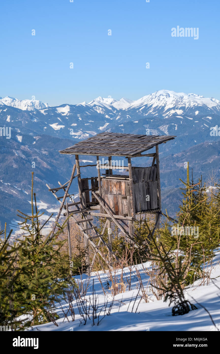 Torre di avvistamento sulla montagna innevata Rennfeld vista sulla vallata Muerztal a montagne Hochturm e Eisenerzer Reichenstein Foto Stock