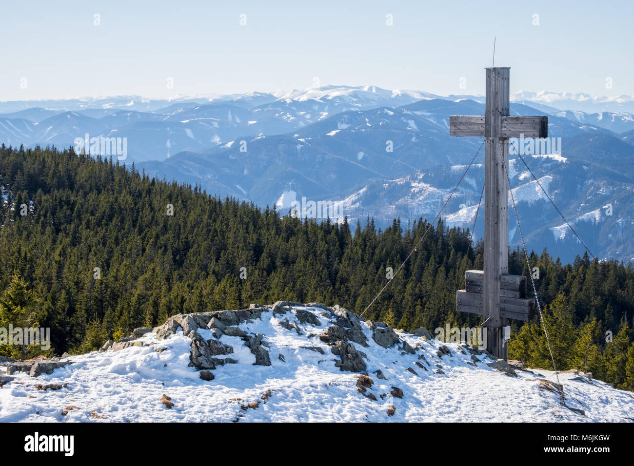 Panoramica paesaggio innevato vista panoramica dalla cima del monte Rennfeld con vertice di croce in inverno Foto Stock