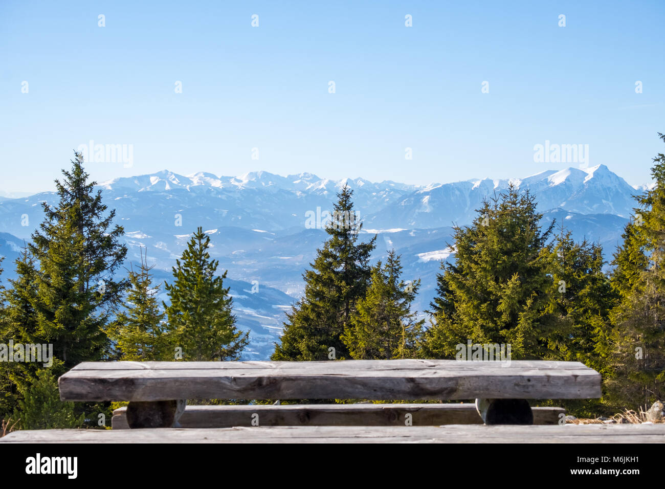 Panoramica paesaggio innevato vista panoramica dal banco di legno dalla vetta del monte Rennfeld e lontane cime ankogel, hafner, goesseck in inverno Foto Stock