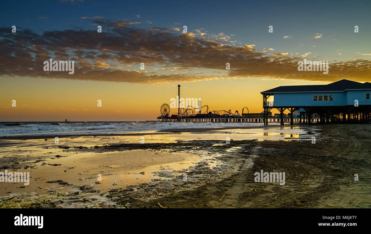 La bassa marea sulla spiaggia di Galveston. Foto Stock