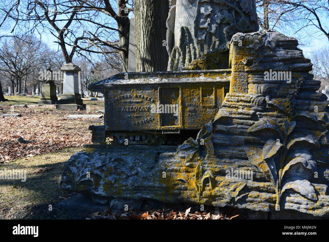Il Cimitero Rosehill lapide di George Bangs dispone di una quercia e treno auto, Bangs sviluppato railroad mail vetture che ha accelerato la consegna di messaggi di posta elettronica Foto Stock