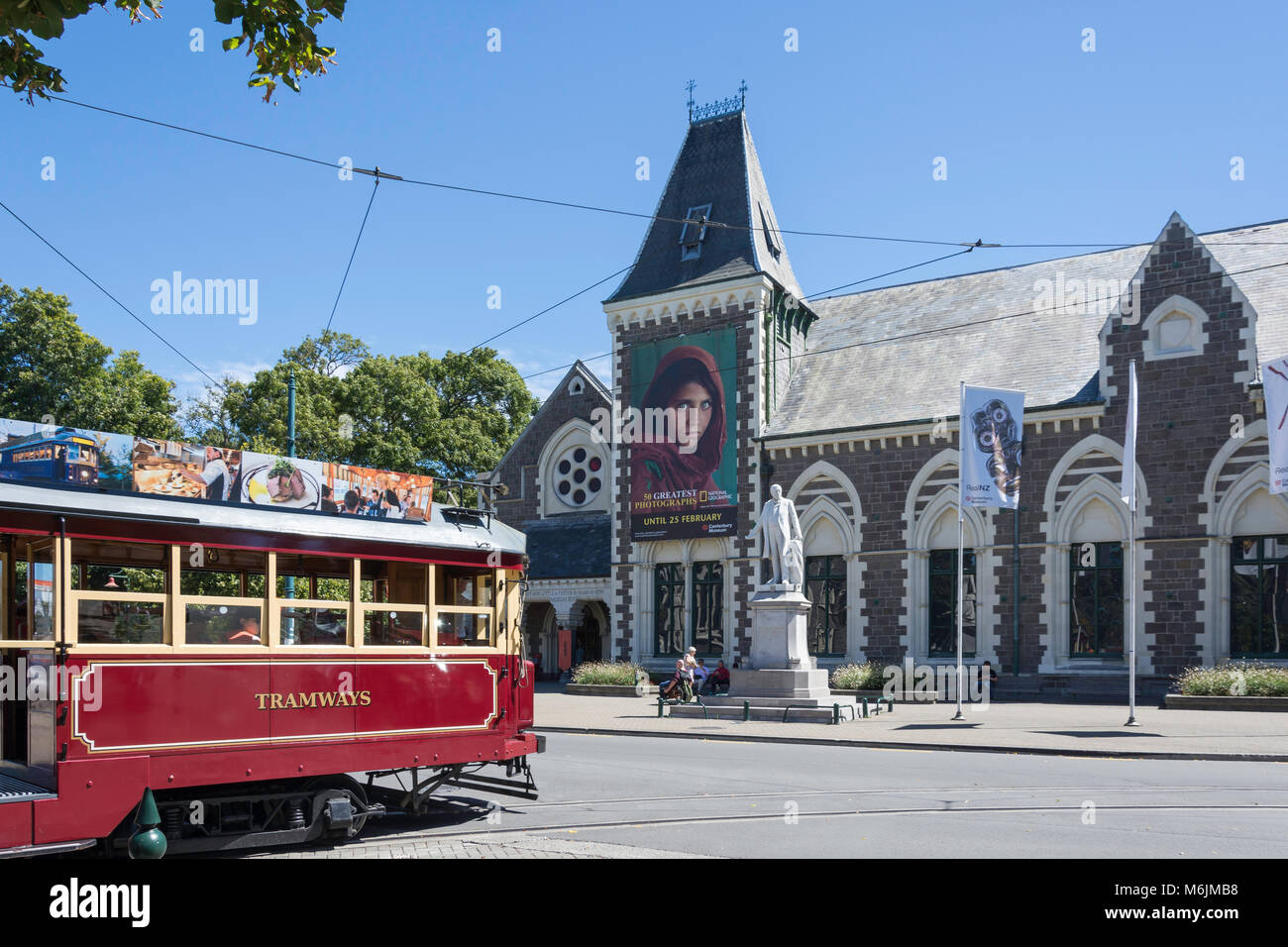 City Tour il tram che passa a vedere il Museo di Canterbury, Rolleston Avenue, Christchurch, Canterbury, Nuova Zelanda Foto Stock