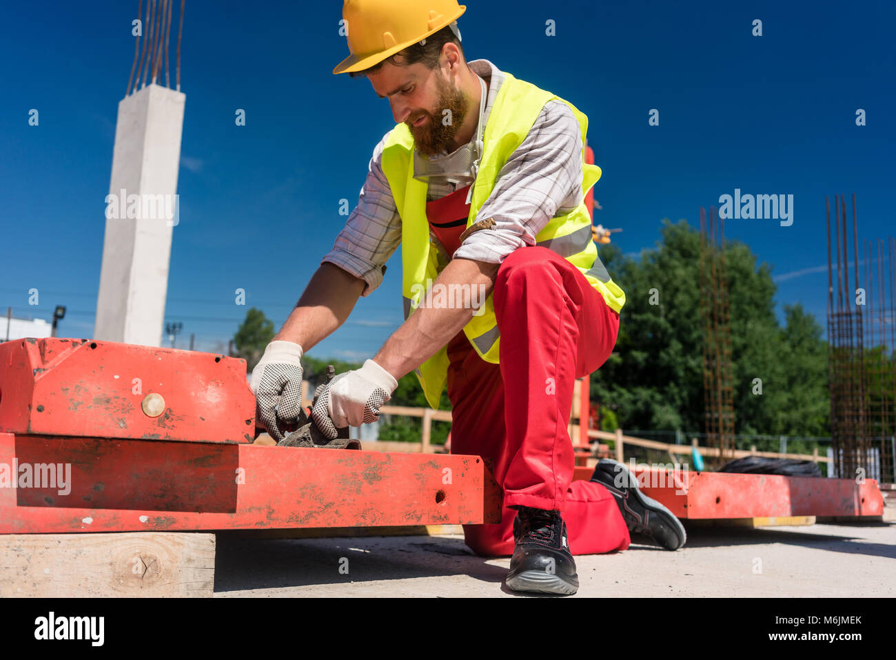 Lavoratore installazione di incorniciatura metallica Foto Stock