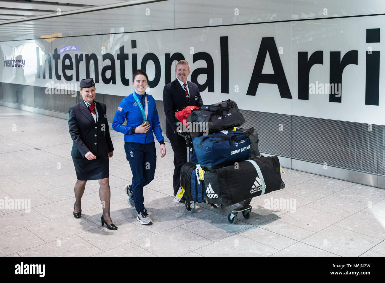 Londra, Regno Unito. Il 26 febbraio, 2018. Laura Deas visualizza la sua donna scheletro medaglia di bronzo come la British Olympic Association (BOA) accoglie favorevolmente Team GB athle Foto Stock
