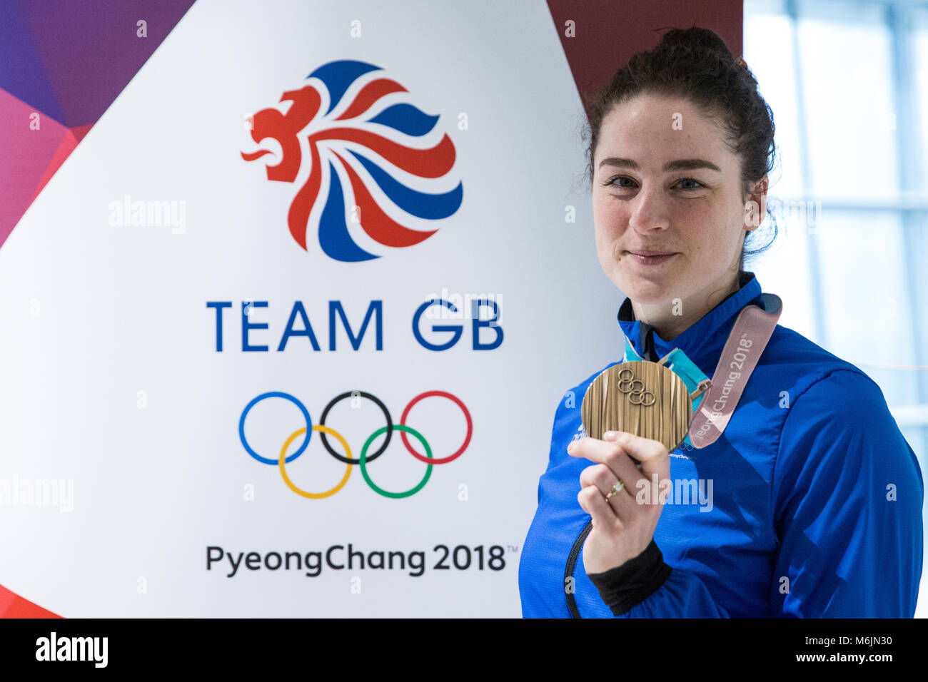 Londra, Regno Unito. Il 26 febbraio, 2018. Laura Deas visualizza la sua donna scheletro medaglia di bronzo come la British Olympic Association (BOA) accoglie favorevolmente Team GB athle Foto Stock