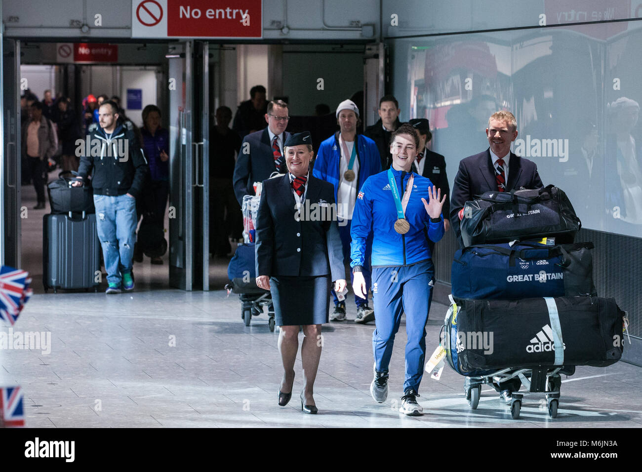 Londra, Regno Unito. Il 26 febbraio, 2018. Laura Deas visualizza la sua donna scheletro medaglia di bronzo come la British Olympic Association (BOA) accoglie favorevolmente Team GB athle Foto Stock